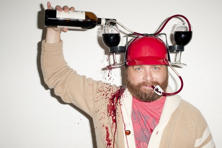 wino w kieliszkach system nalewania z wężem do picia służy aktorowi na kaca