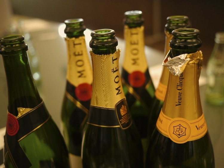 puste butelki po alkoholu od champagnier moet