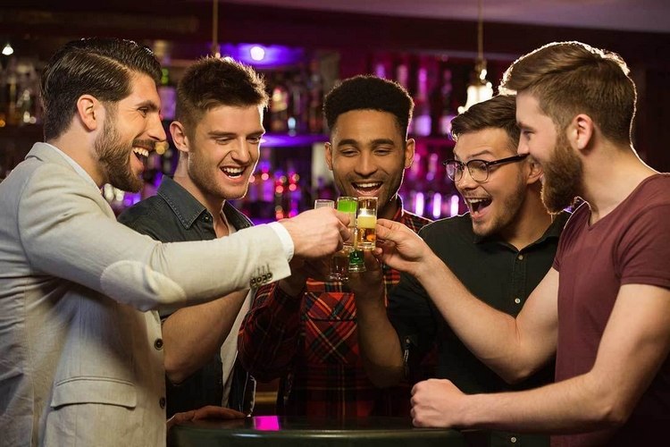 wieczór panieński świętuj wieczór kawalerski z przyjaciółmi zorganizuj pełzanie po pubie pij alkohol