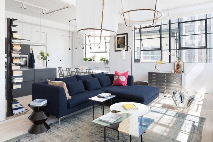 salon-pomysły-panieński-apartament-antracyt-sofa-kuchnia-wiszące-projektowanie-przemysłowe
