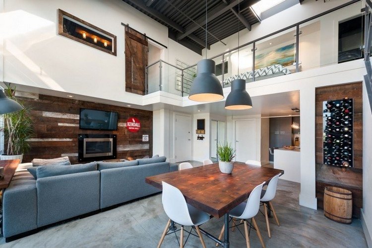 salon-pomysły-panieński-apartament-industrial-design-drewno-okładzina-ścienna-szara-sofa