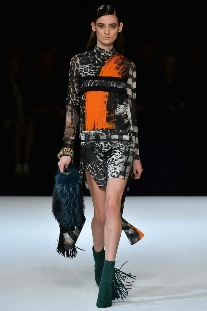 asymetryczna-odziez-z-figurami-Just-Cavalli
