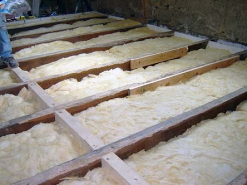 Aislamiento del suelo en una casa de madera.