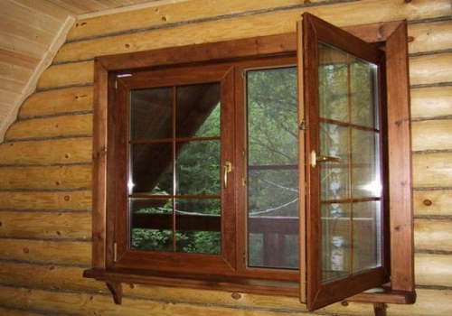 Aislamiento de ventanas en una casa de troncos.