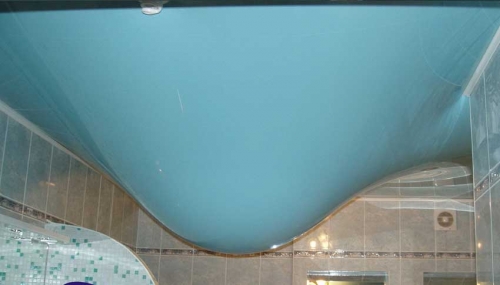 Il soffitto teso trattiene l'acqua quando è allagato