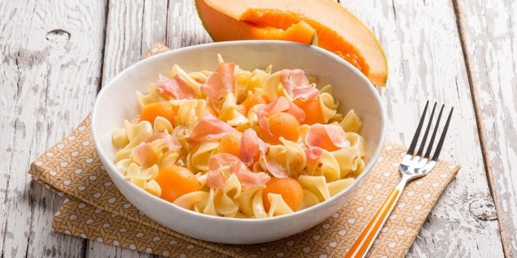 Zimne dania na obiad, makaron z szynką i melonem