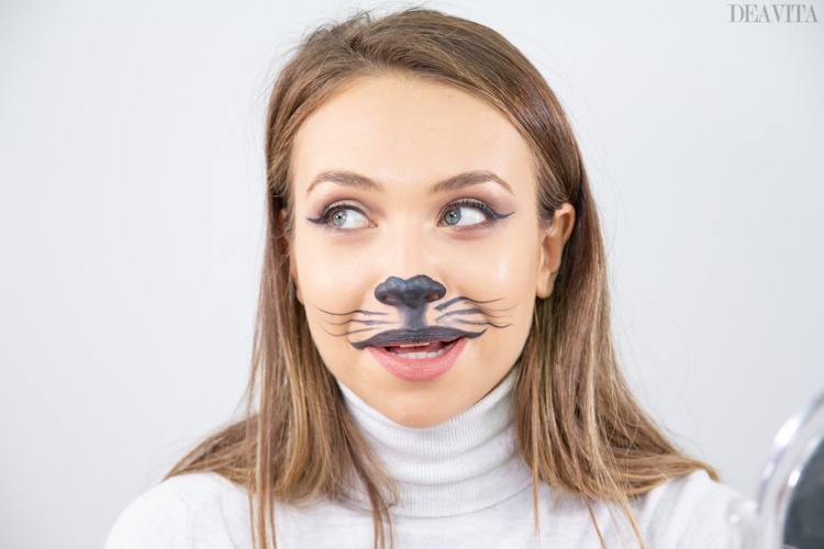 Karnawałowy makijaż kota po prostu elegancki eyeliner w odcieniu złota i brązu