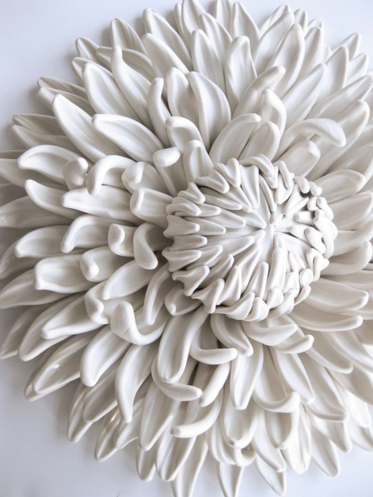 Artystka ceramiczna pracuje w jej domu ceramiczne kwiaty natura model sztuki inspiracji