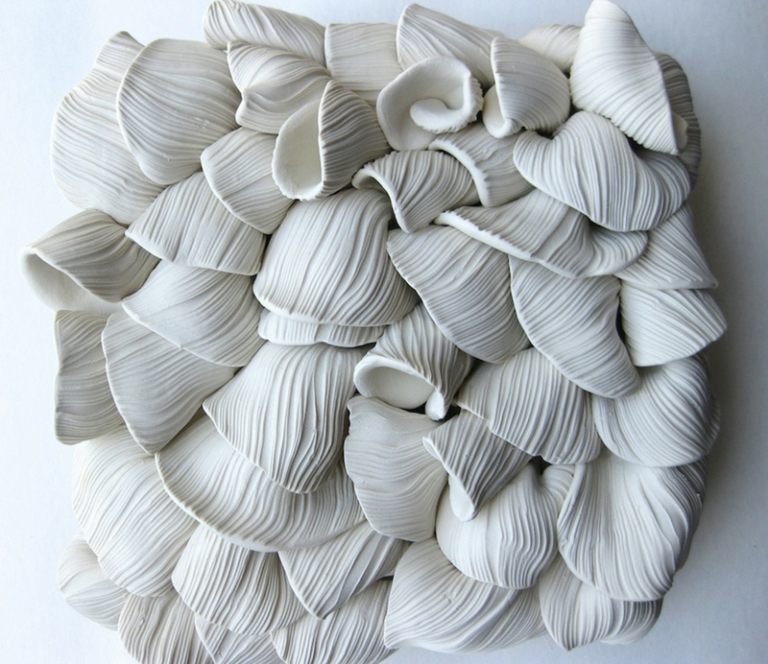 Rzeźba ceramiczna o organicznych kształtach ceramiczne kwiaty ręcznie robione kwiat pomysł rzeźba ładna