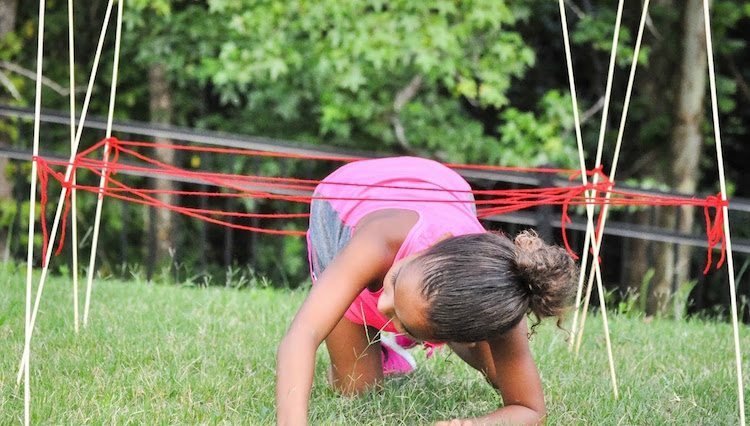 pokonuj przeszkody garden party gry dla dzieci na świeżym powietrzu