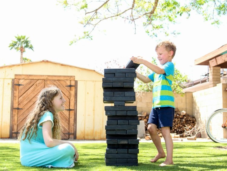 dzieci gry na świeżym powietrzu dla grup pomysły ogród jenga