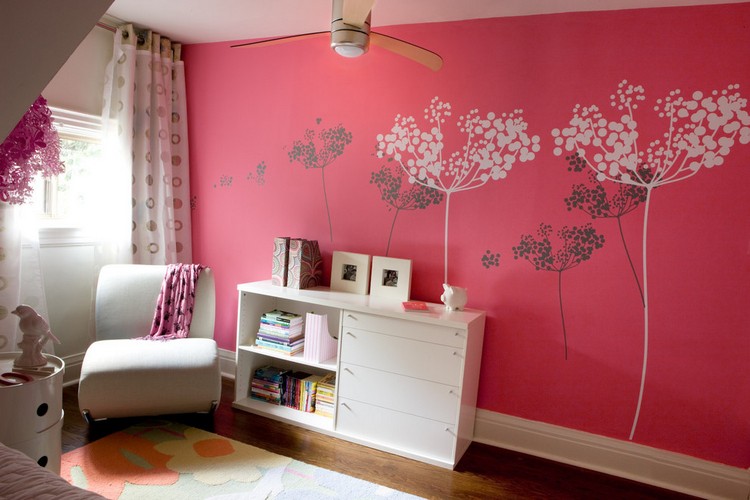 Truskawkowa farba ścienna i motywy kwiatów wykonane za pomocą szablonu Pokój dziecięcy-wall-design-girl-wall-paint-truskawkowo-czerwony-szablon-kwiaty