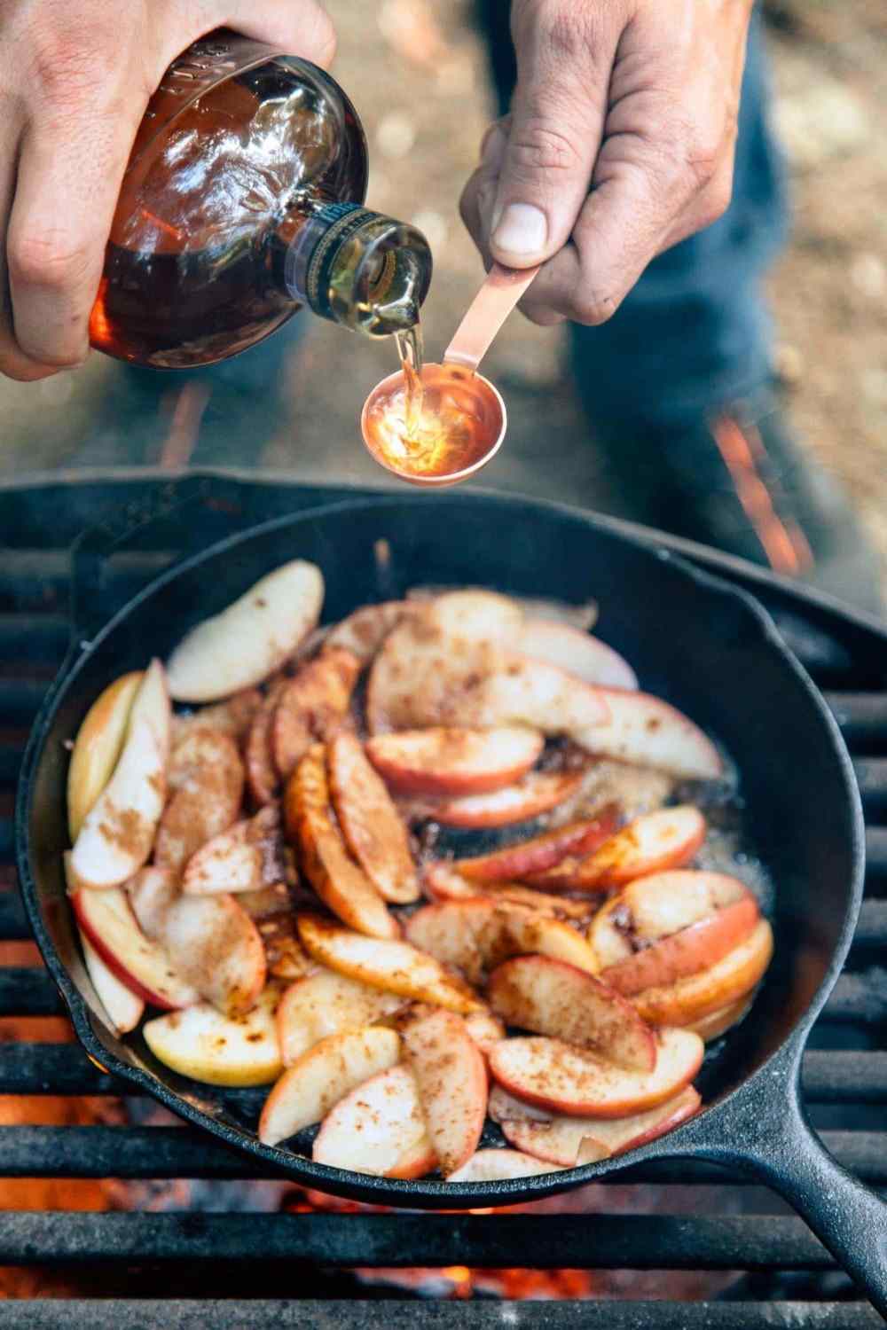 Na żeliwną patelnię połóż jabłka z cynamonem i miarką whisky bourbon