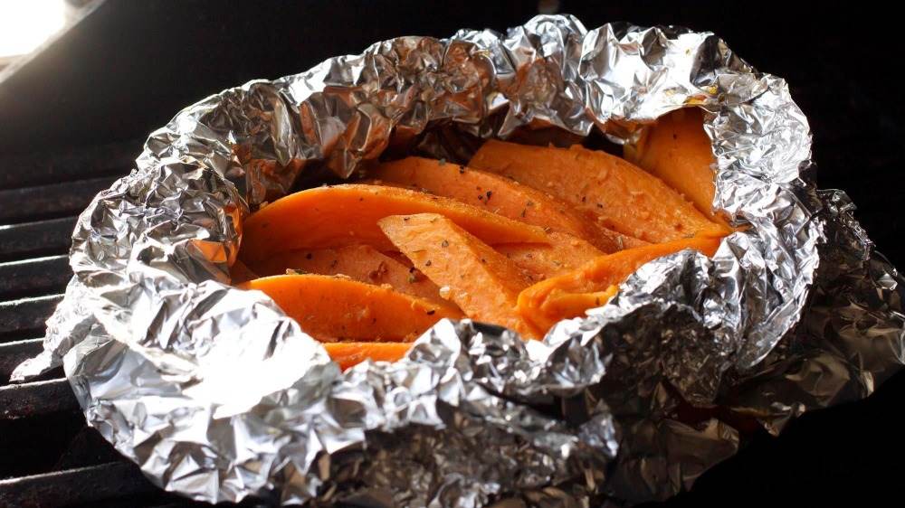 Przyprawione bataty zawinąć w folię aluminiową i upiec w żarze
