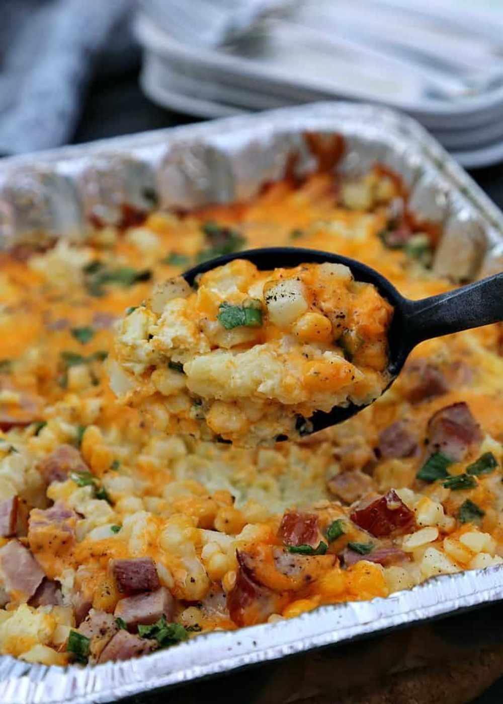 camping przygotować śniadanie z jajkami warzywa szynka cheddar ser cheddar dymka w aluminiowej misce