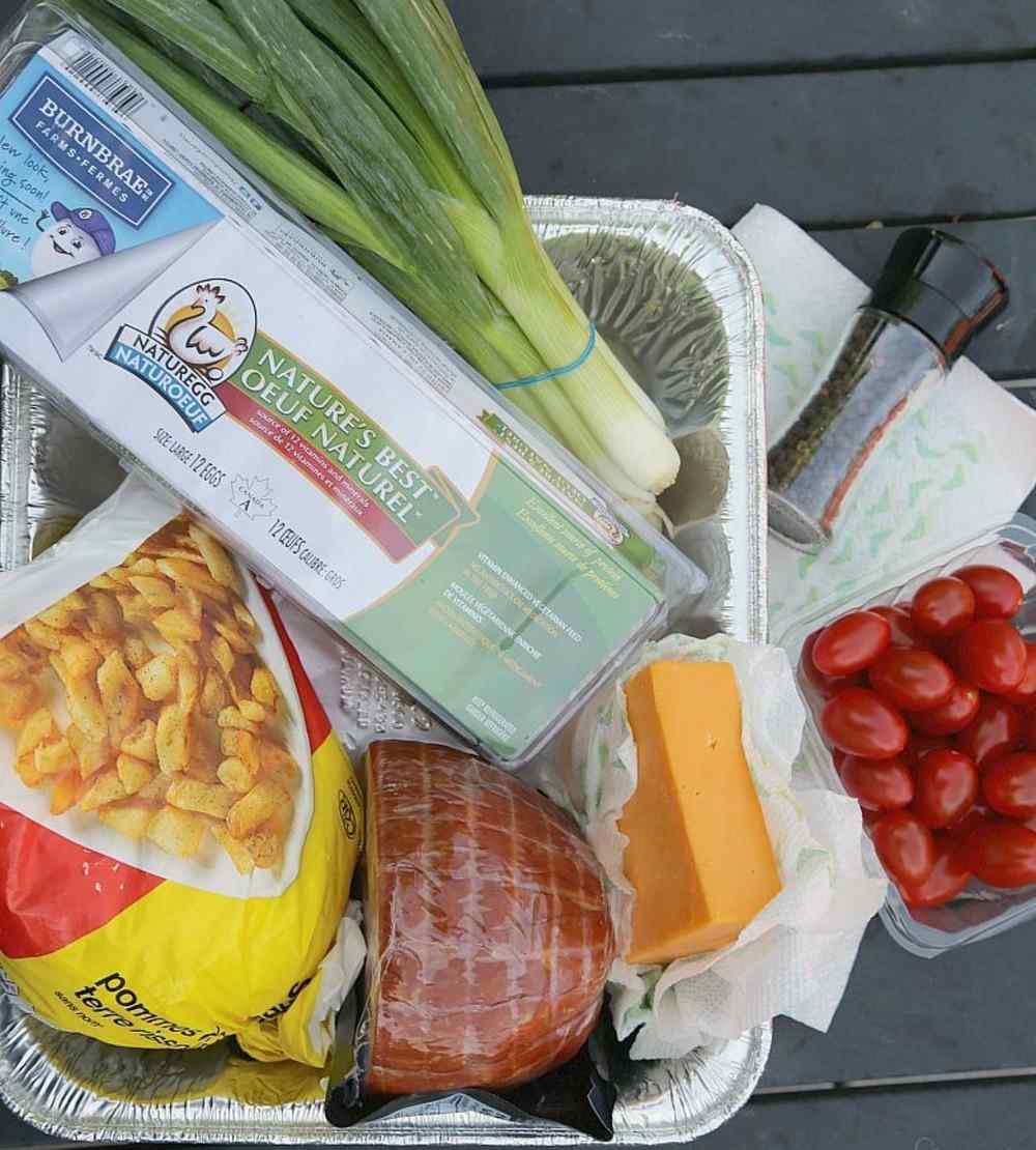 Składniki i produkty na kemping Gotowanie z pomidorów koktajlowych, sera cheddar, ziemniaków ziemniaczanych, jajek, papryki