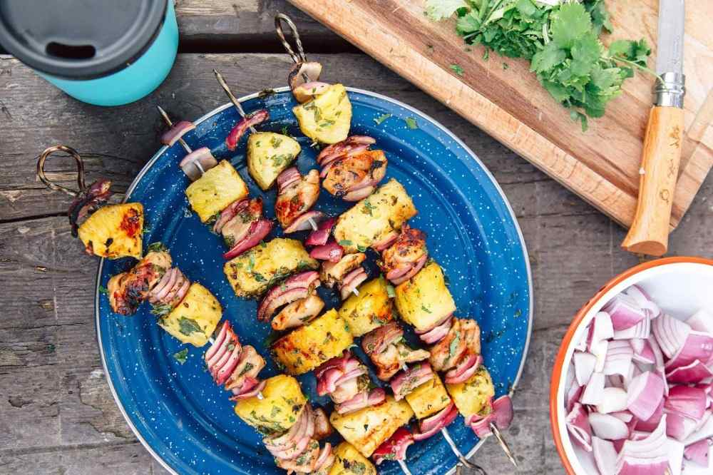 szaszłyki z kurczaka z ananasem i cebulą oraz kolendrowym sosem grillowym jako przepisy na ognisko na kempingu
