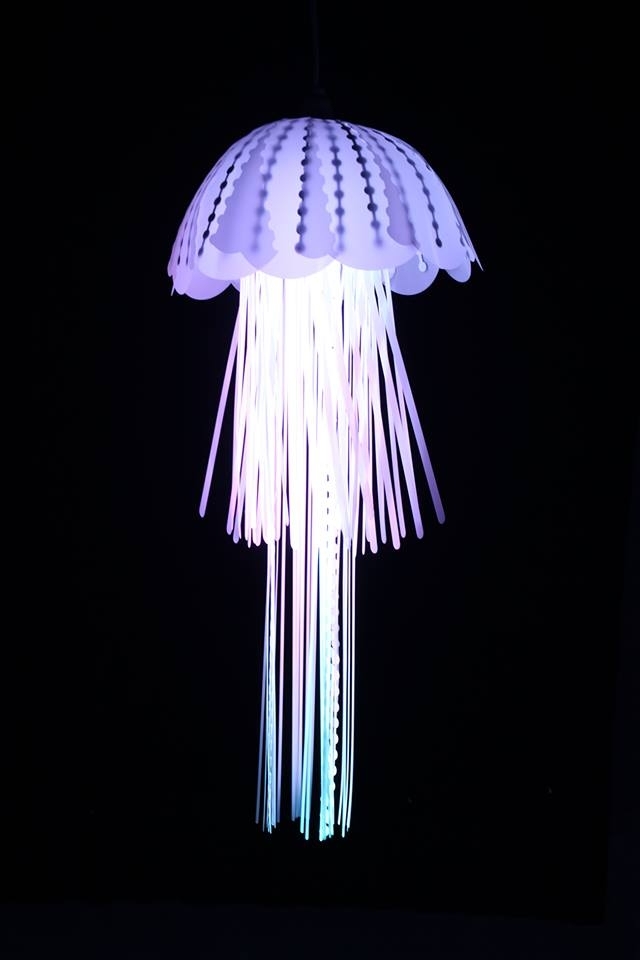 Lampa wisząca w kształcie meduzy, unosząca się w powietrzu Lampa w kształcie meduzy Lampa wisząca unosząca się w wodzie