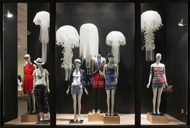 Prezentacja sklepu odzieżowego oświetlenie design akcesoria-lampy wiszące Meduza Showcase oświetlenie sklepu odzieżowego Showcase lampy wiszące Jellyfish