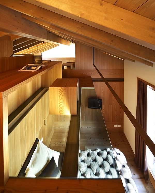 Drewniany dach dwuspadowy-Interno Fraciscio-Studio Fanetti-drewniane wnętrze Drewniany dach siodłowy wnęka sypialna Studio Fanetti projektowanie wnętrz z drewna