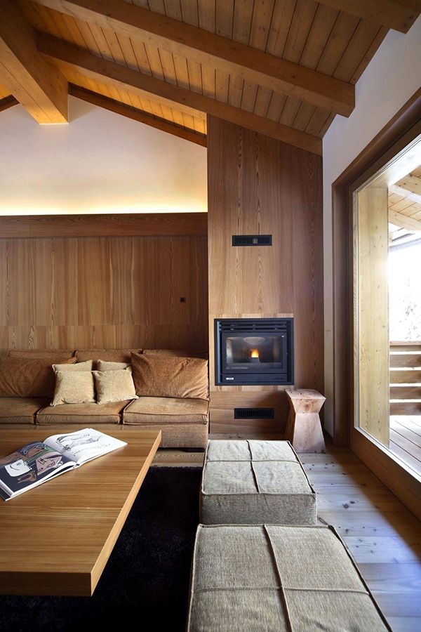 Nowoczesna część wypoczynkowa wewnętrzny kominek Interno Fracisci-Studio Fanetti kominek wewnętrzny nowoczesny design Interno Fracisci-Studio Fanetti