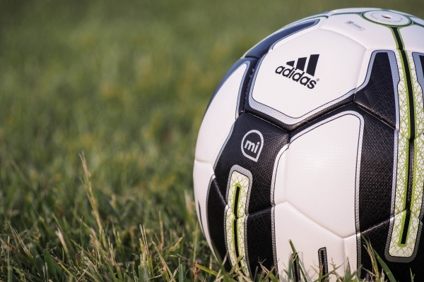 Szybkość, rotacja i trajektoria to specjalność piłki prezentacja-inteligentnej-piłki-z-adidas-gras
