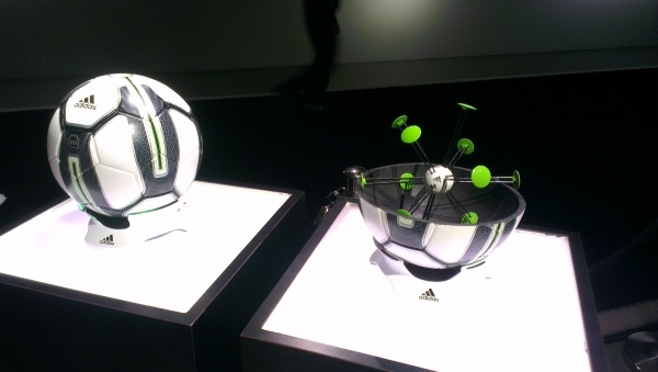 Mistrz świata – inteligentna piłka od Adidas adidas-prezentacja-smart-ball-design-telefon komórkowy