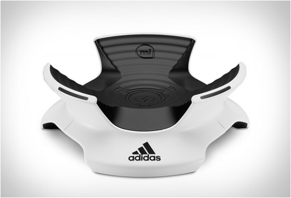 Podpórka Smart Ball w kolorze białym i czarnym system-adidas-micoach-smart-piłka-piłkarska