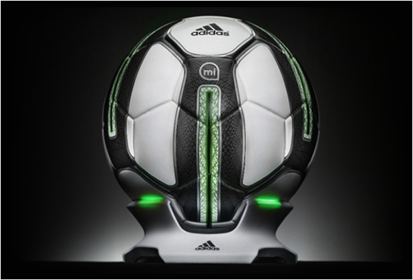 Możesz udostępniać swoje wyniki online adidas-micoach-smart-cellphone-czujniki-piłka