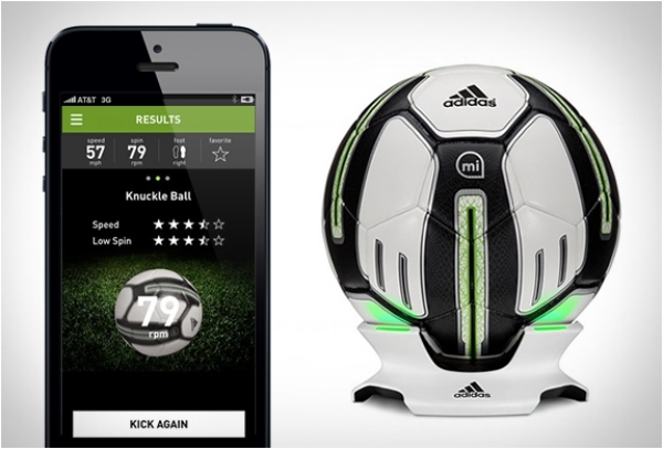 Podziel się najlepszymi rzutami z przyjaciółmi online adidas-micoach-smart-soccer-cellphone