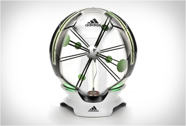 Ćwicz kopnięcia w kostkę i inne techniki adidas-micoach-smart-soccer-apps-cellphone