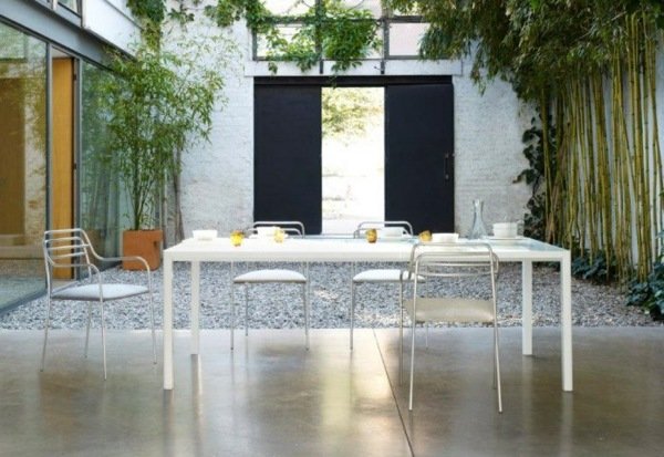 biała jadalnia szklana ściana dziedziniec w stylu feng shui biała jadalnia szklana ściana ogród w stylu feng shui