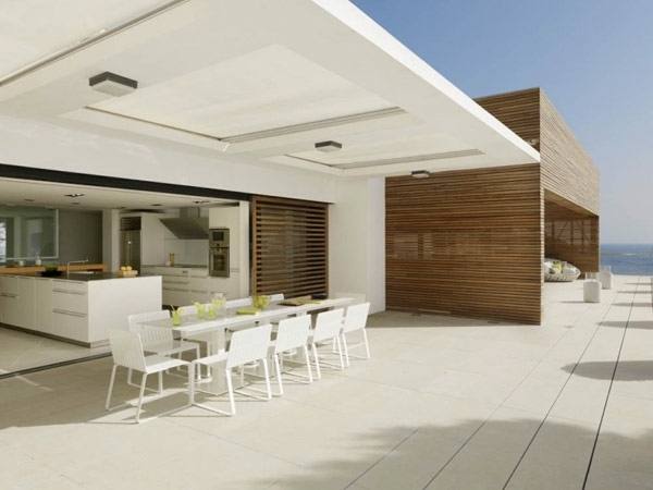 Jadalnia wolna, biała, minimalistyczna architektura w kolorze nieba Jadalnia patio w kolorze białym minimalistyczna architektura
