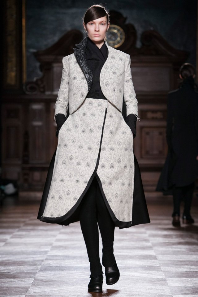Projekty Aganovischa prezentowane podczas Paris Fashion Week aganovich-jesień-zima-2014-2015-paryski-tydzień-mody-płaszcz Trendy w modzie przyszłości