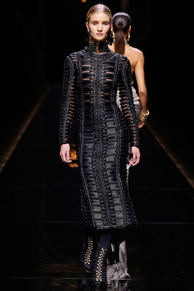 czarna długa sukienka ze strukturą liny marki Balmain Balmain-jesień-zima-2014-2015-czarna-długa-sukienka-struktura-liny