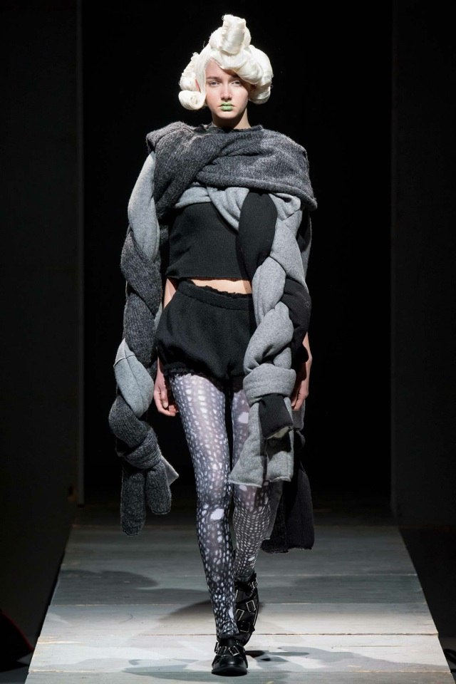 Przyszłe trendy w modzie - pleciony szalik oversize w kolorze czarnym i szarym comme-des-garcons-jesień-zima-2014-2015-pleciony-oversize-apaszka