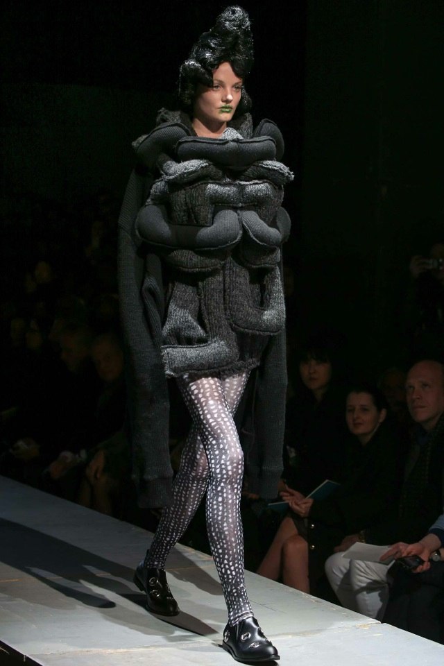 ekstrawaganckie projekty modowe Comme des Garcons comme-des-garcons-jesień-zima-2014-2015 trendy w modzie przyszłości