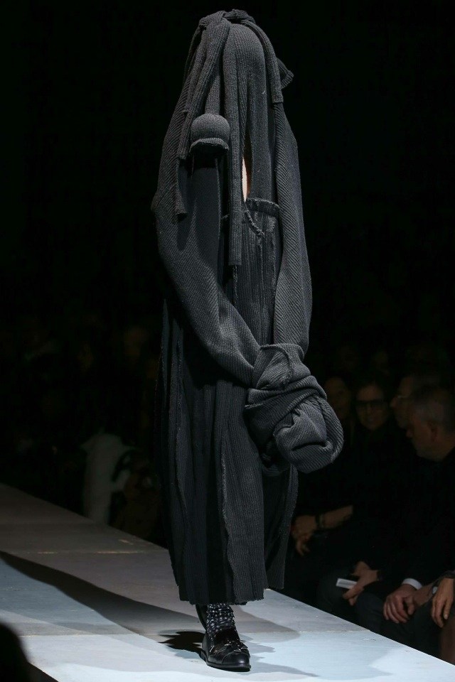 Projekty mody na jesień-zimę 2014-2015 autorstwa comme des garcons comme-des-garcons-jesien-zima-2014-2015-moda-przyszlosci