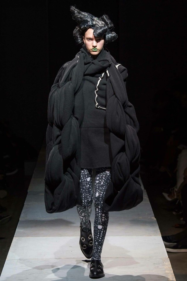 czarny pleciony płaszcz do kolan marki Comme des Garcons comme-des-garcons-jesień-zima-2014-2015-czarny-pleciony płaszcz