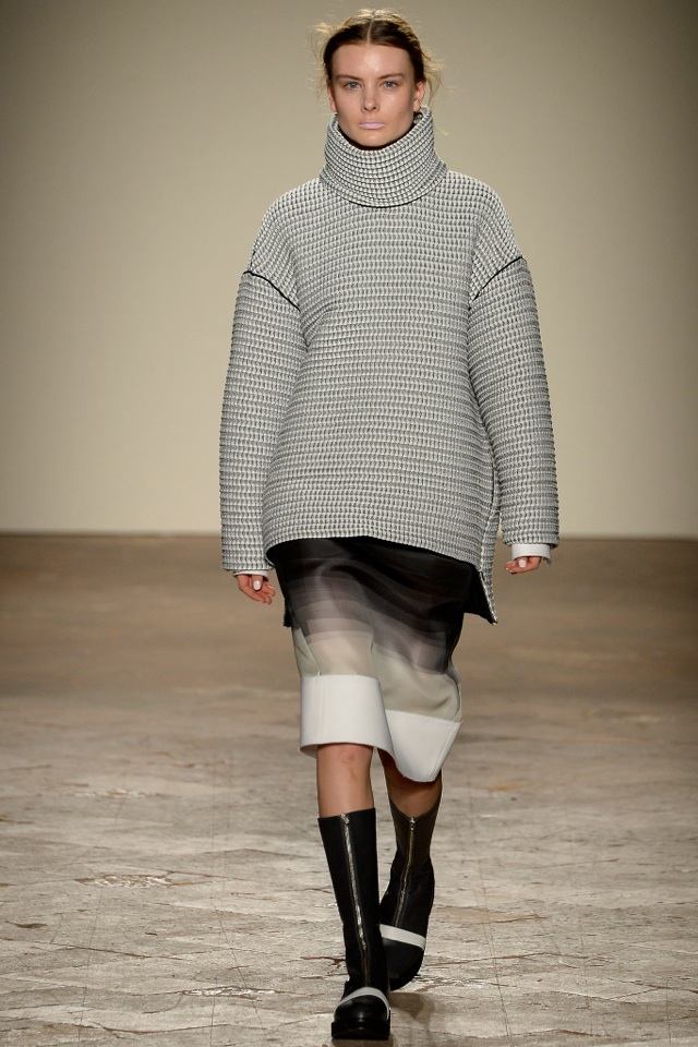 duży sweter i spódnica do kolan autorstwa Gabriele Colangelo gabriele-colangelo-jesień-zima-2014-2015-duży-sweter