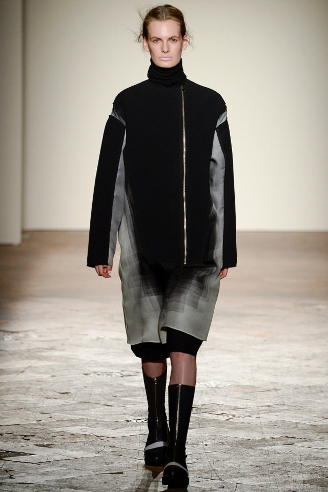 designerski płaszcz do kolan z bocznym zamkiem gabriele-colangelo-jesień-zima-2014-2015-płaszcz-szary-czarny