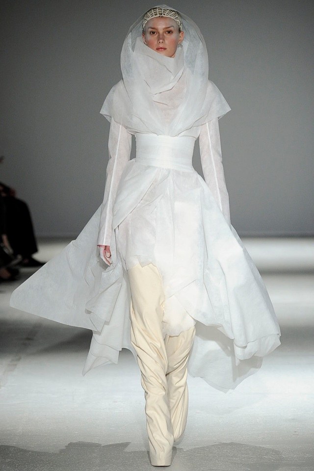 abstrakcyjna biała sukienka nad spodniami autorstwa Garetha Pugh gareth-pugh-jesień-zima-2014-2015-abstrakcyjny-biały