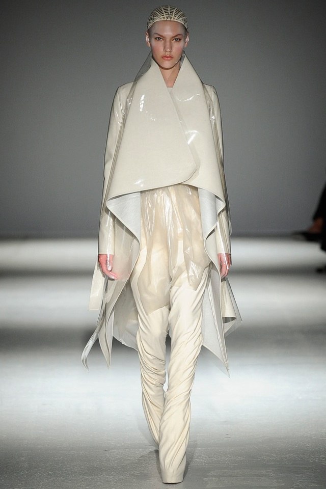 Garteh Pugh stawia na niekonwencjonalne tkaniny gareth-pugh-jesień-zima-2014-2015-niekonwencjonalne-tkaniny