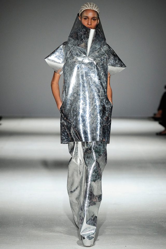 srebrne futurystyczne projekty Garetha Pugh gareth-pugh-jesień-zima-2014-2015-srebrne-futurystyczne-projekty