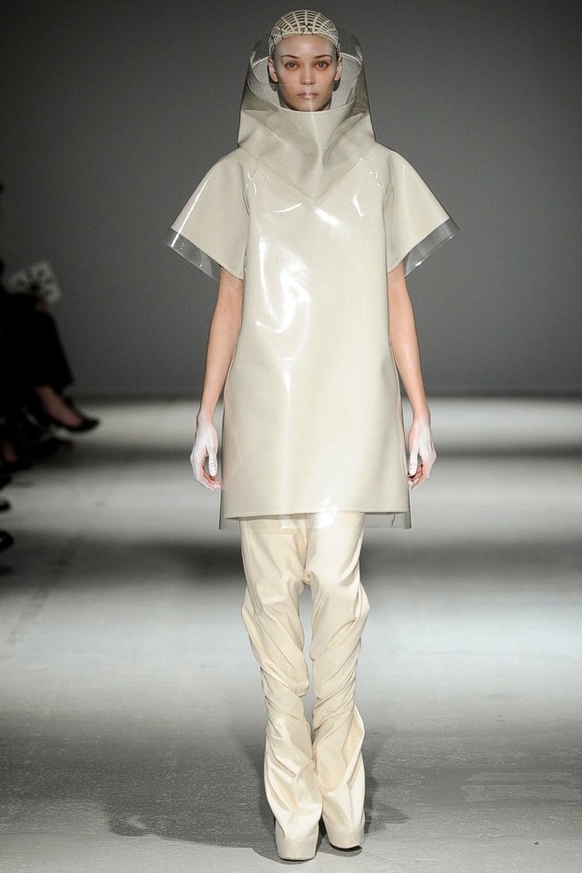 lateksowy top o futurystycznym designie autorstwa Garetha Pugh gareth-pugh-jesień-zima-2014-2015-lateks-top-futurystyczny