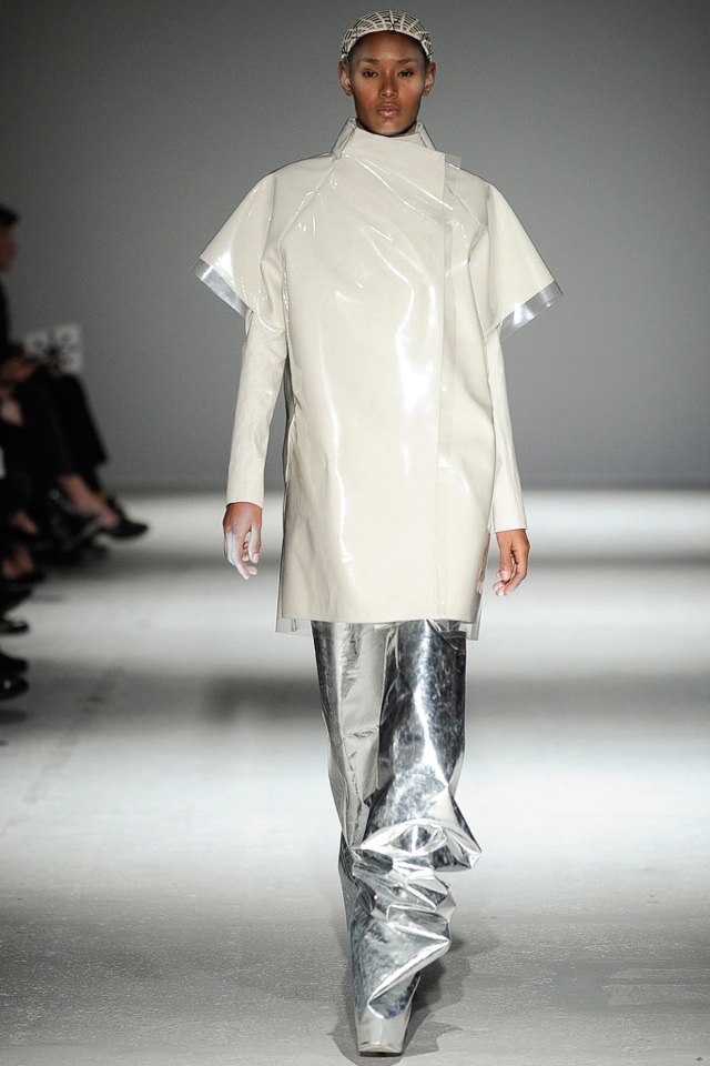 Trendy w modzie przyszłości - lateksowy top i srebrne spodnie gareth-pugh-jesien-zima-2014-2015-lateksowa-top-kremowe-srebrne-spodnie