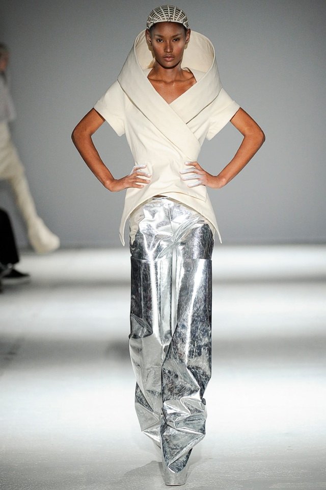 ciekawa koszula z wysokim kołnierzem w kolorze kremowym gareth-pugh-jesień-zima-2014-2015-koszula-wysoki kołnierz