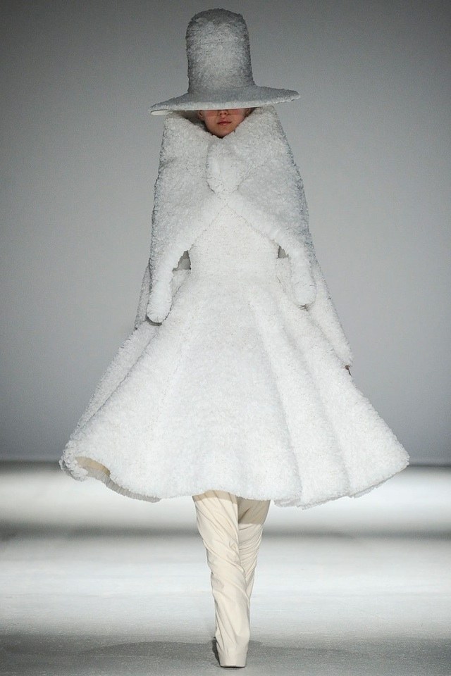 przytulne wszystko w bieli na zimę 2014-2015 gareth-pugh-jesień-zima-2014-2015-all-in-white