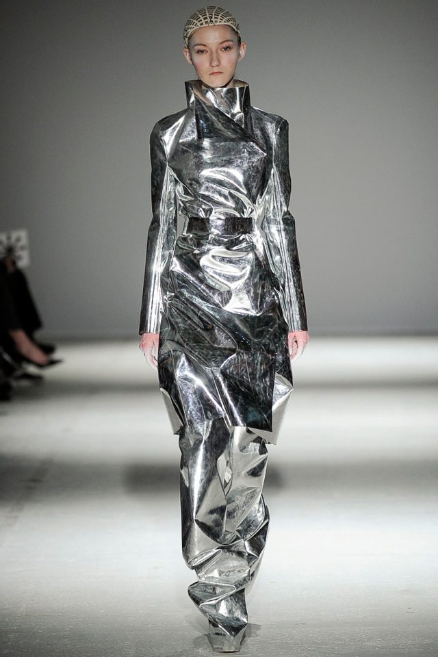 futurystyczny design projektanta w kolorze srebrnym gareth-pugh-jesień-zima-2014-2015-futurystyczny-srebrny