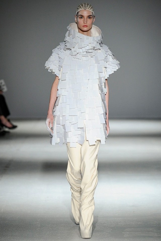 futurystyczny top w szaro-białych i kremowych spodniach gareth-pugh-jesien-zima-2014-2015-futurystyczny-top-szaro-bialy